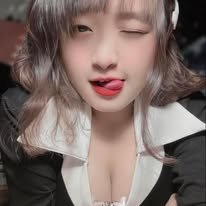 Hình Ảnh Cô Gái Cầm Bánh Sinh Nhật Vẻ Đẹp Truyền Thống Tạo Nên Sức Hút Kỳ Lạ Trong Thời Trang Hiện Đại